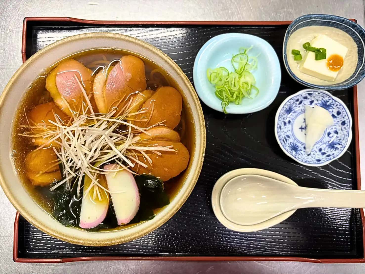 箱根観光のランチに、温かい蕎麦を。