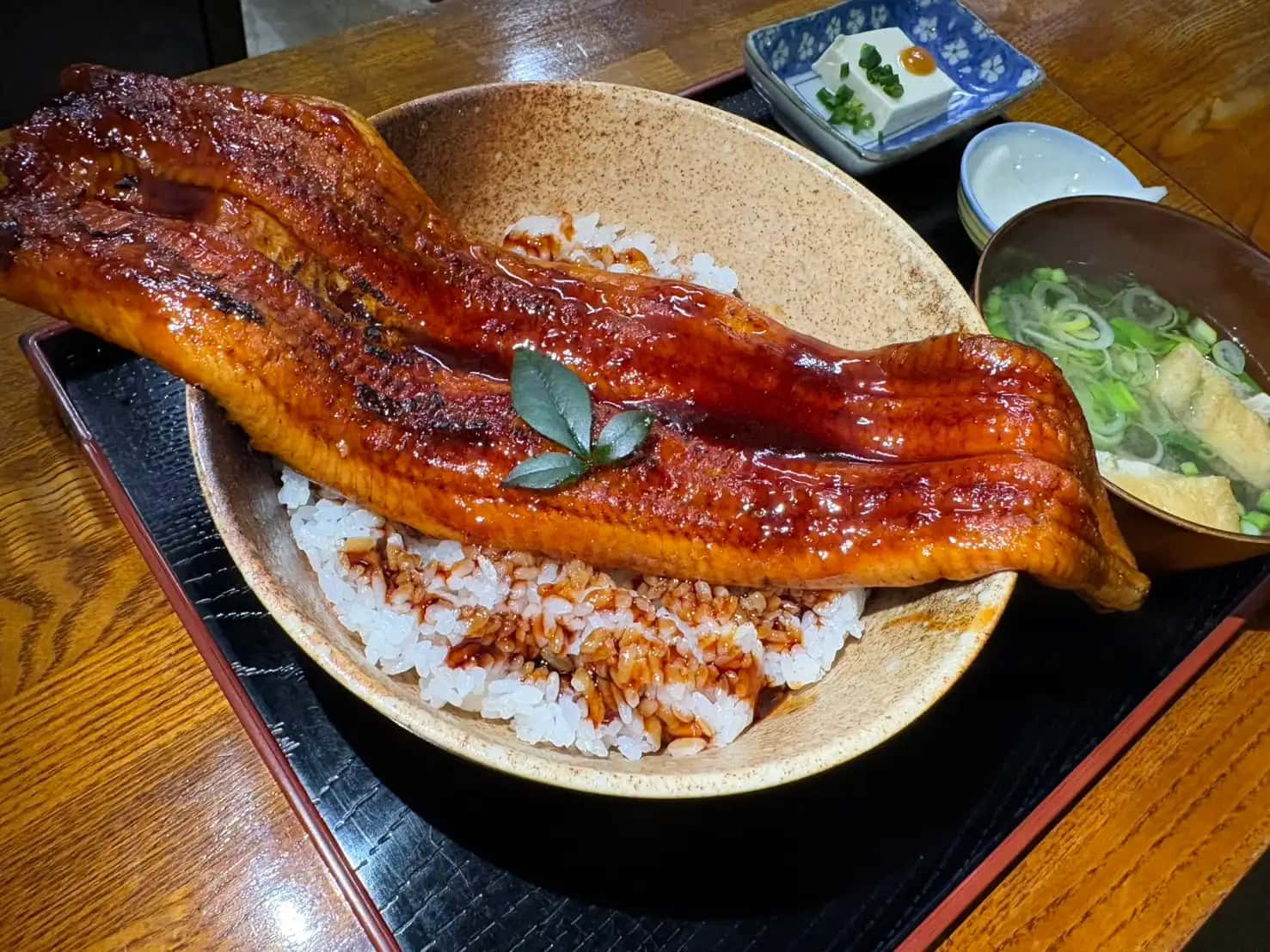 旅先で味わう、香ばしいうなぎ料理。
